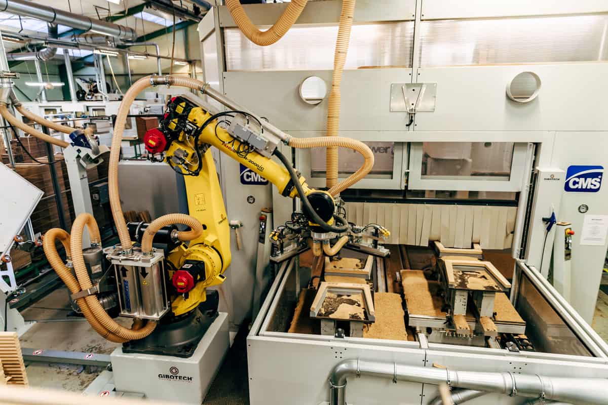 Intelligent maskinbetjening med robot og CNC maskine