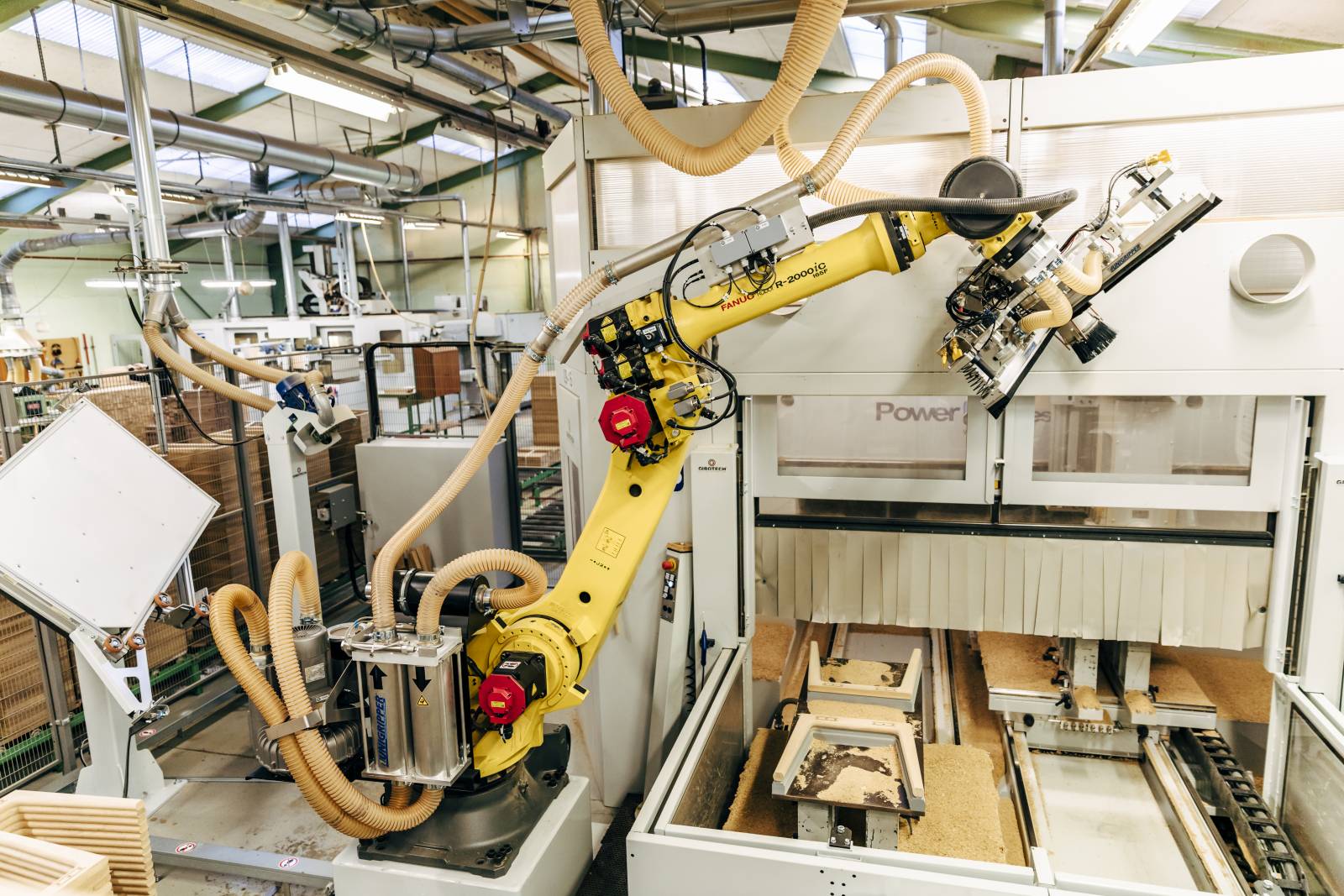 billede af robot hos skovby møbelfabrik